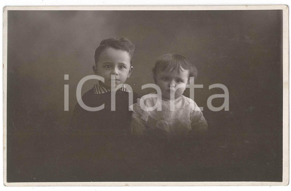 1920 ca MILANO Ritratto di due fratellini - Fotografia SALVAGNO 14X9 cm Fotografia d'epoca in formato cartolina postale. FAIR/discreto Lievi smussature agli angoli Formato: 7x11 cm originale e autentica 1