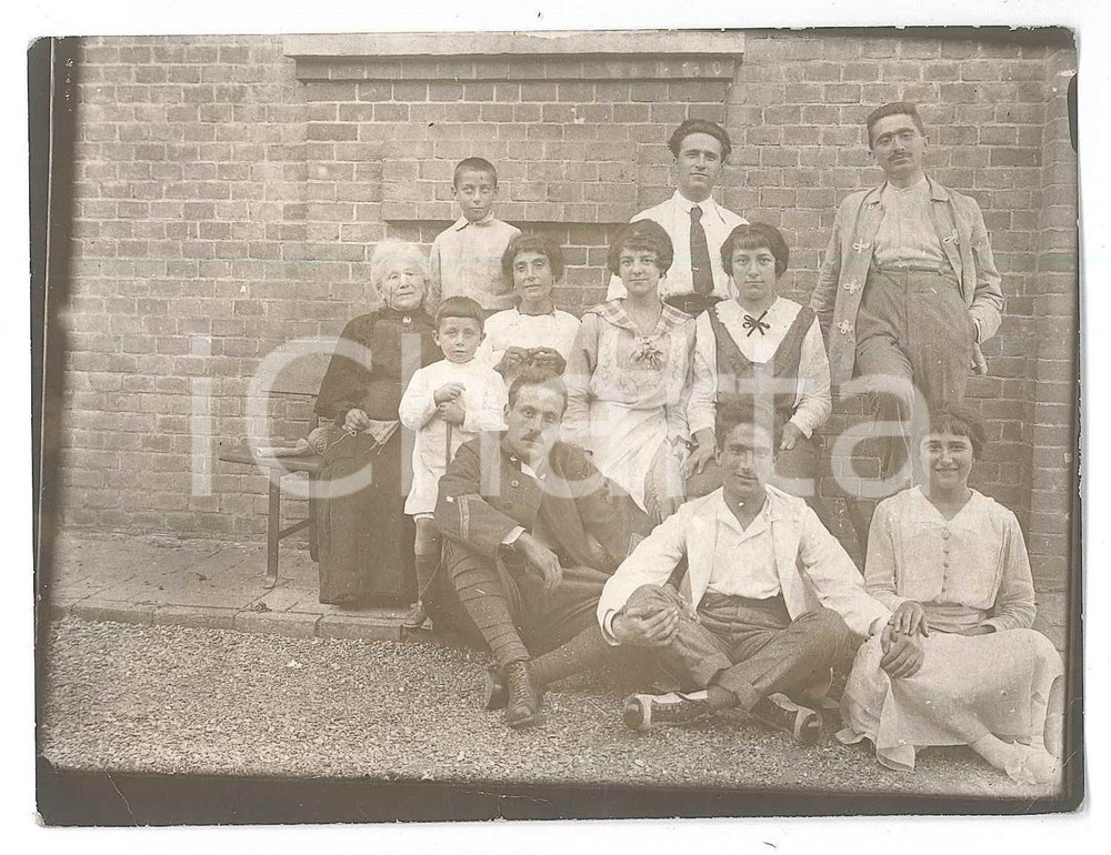 1900 ca ITALIA - REGIO ESERCITO Foto di famiglia con soldato - Foto anonima 12x9  Fotografia d'epoca. FAIR/discreto Lievi smussature agli angoli Formato: 12x9 cm originale e autentica 1