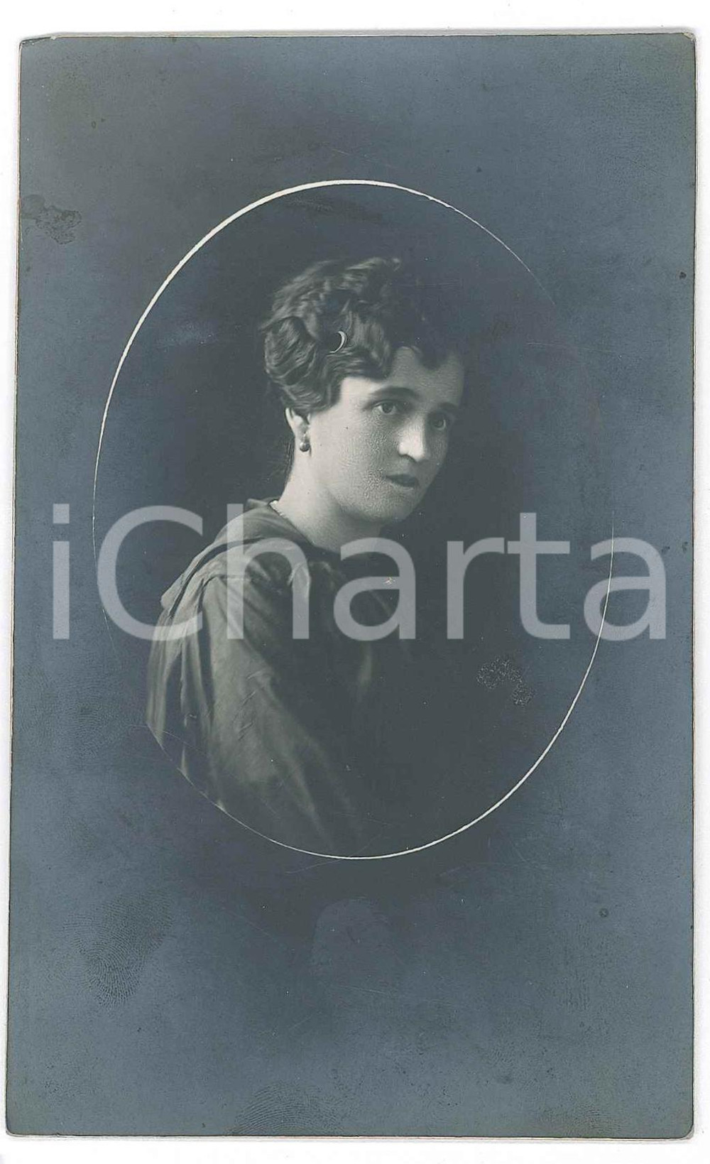 1920 ca ALESSANDRIA Ritratto femminile- Fotografia C. RIBOURT 8x13 cm Fotografia d'epoca in formato cartolina postale. FAIR/discreto Lievi smussature agli angoli Formato: 8x13 cm originale e autentica 1