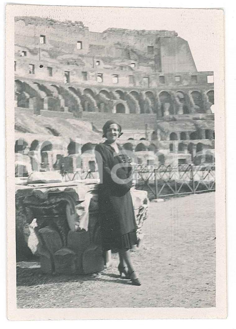 1930 ca ROMA - COLOSSEO Donna in posa con capitello - Fotografia 6x8 cm  Fotografia d'epoca. FAIR/discreto Lievi smussature agli angoli Formato: 6x8 cm originale e autentica 1