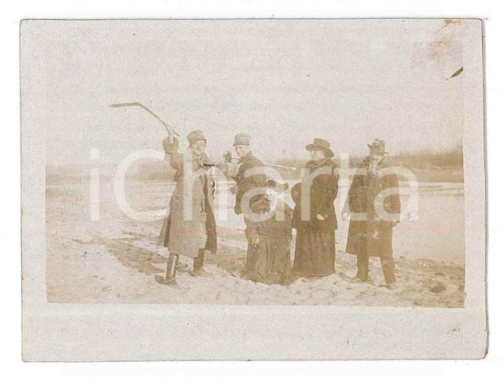 1910 ca ITALIA - GOLIARDIA Moglie chiede perdono al marito Foto anonima 6x5 (1)  Fotografia d'epoca. FAIR/discreto Lievi smussature agli angoli, residui di incollatura al verso Formato: 6x5 cm originale e autentica 1