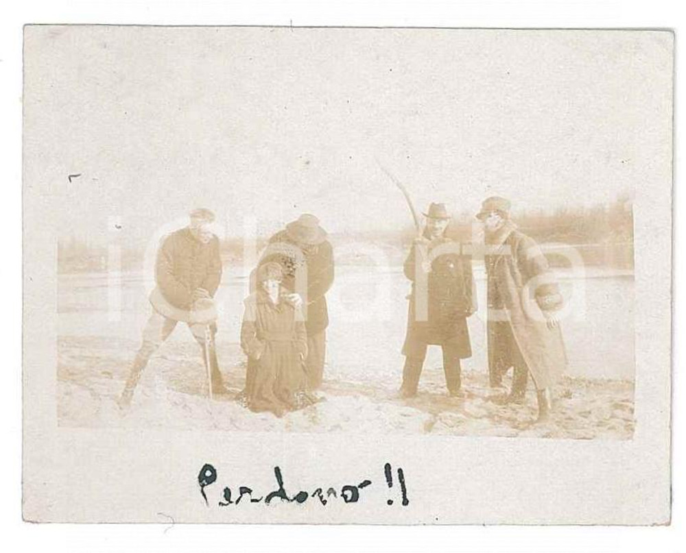 1910 ca ITALIA - GOLIARDIA Moglie chiede perdono al marito - Foto anonima 6x5  Fotografia d'epoca. FAIR/discreto Lievi smussature agli angoli Formato: 6x5 cm originale e autentica 1