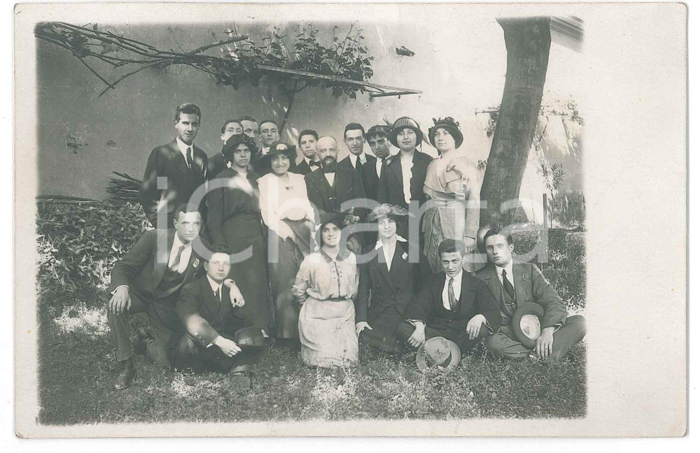 1920 ca ITALIA Studenti con professore - Fotografia anonima 13x8 cm  Fotografia d'epoca in formato cartolina postale. FAIR/discreto Lievi smussature agli angoli Formato: 13x8 cm originale e autentica 1