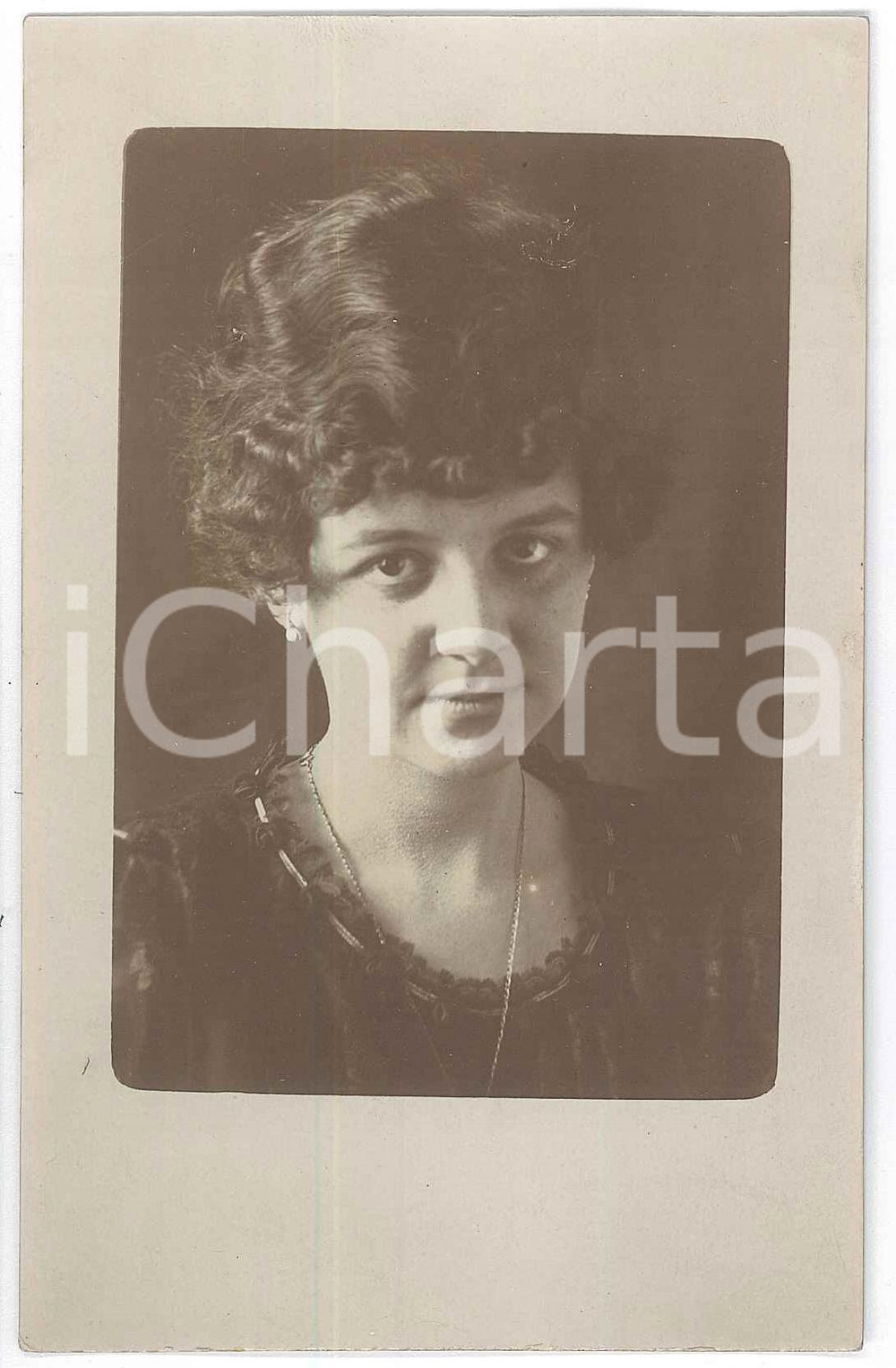 1920 ca DEUTSCHLAND Woman with necklace - Portrait - Fotografia anonima 8x13 cm Fotografia d'epoca. FAIR/discreto Lievi smussature agli angoli Formato: 8x13 cm originale e autentica 1