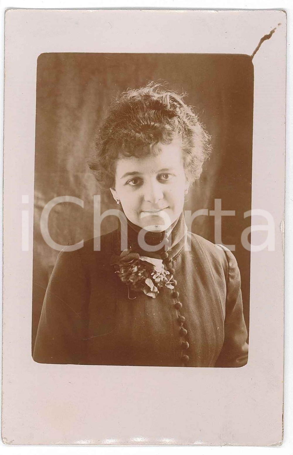 1920 ca DEUTSCHLAND Woman wearing flower brooch - Fotografia anonima 8x13 cm Fotografia d'epoca. FAIR/discreto Lievi smussature agli angoli, difetto di stampa Formato: 8x13 cm originale e autentica 1