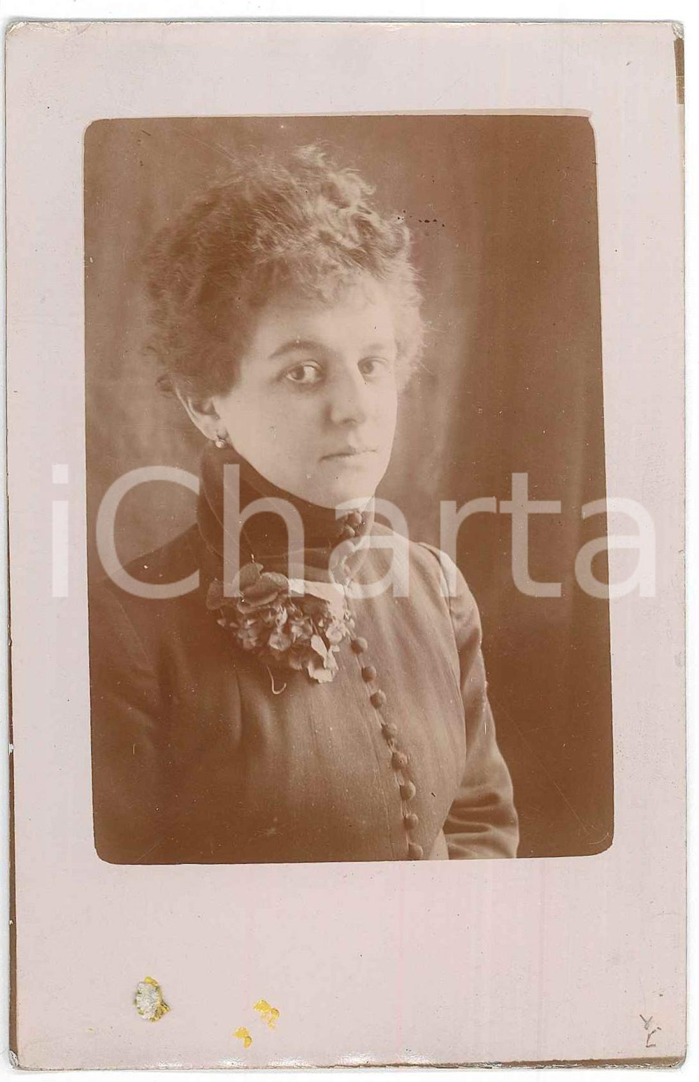 1920 ca DEUTSCHLAND Woman wearing flower brooch (1) Fotografia anonima 8x13 cm Fotografia d'epoca. FAIR/discreto Lievi smussature agli angoli, residui di incollatura al recto Formato: 8x13 cm originale e autentica 1