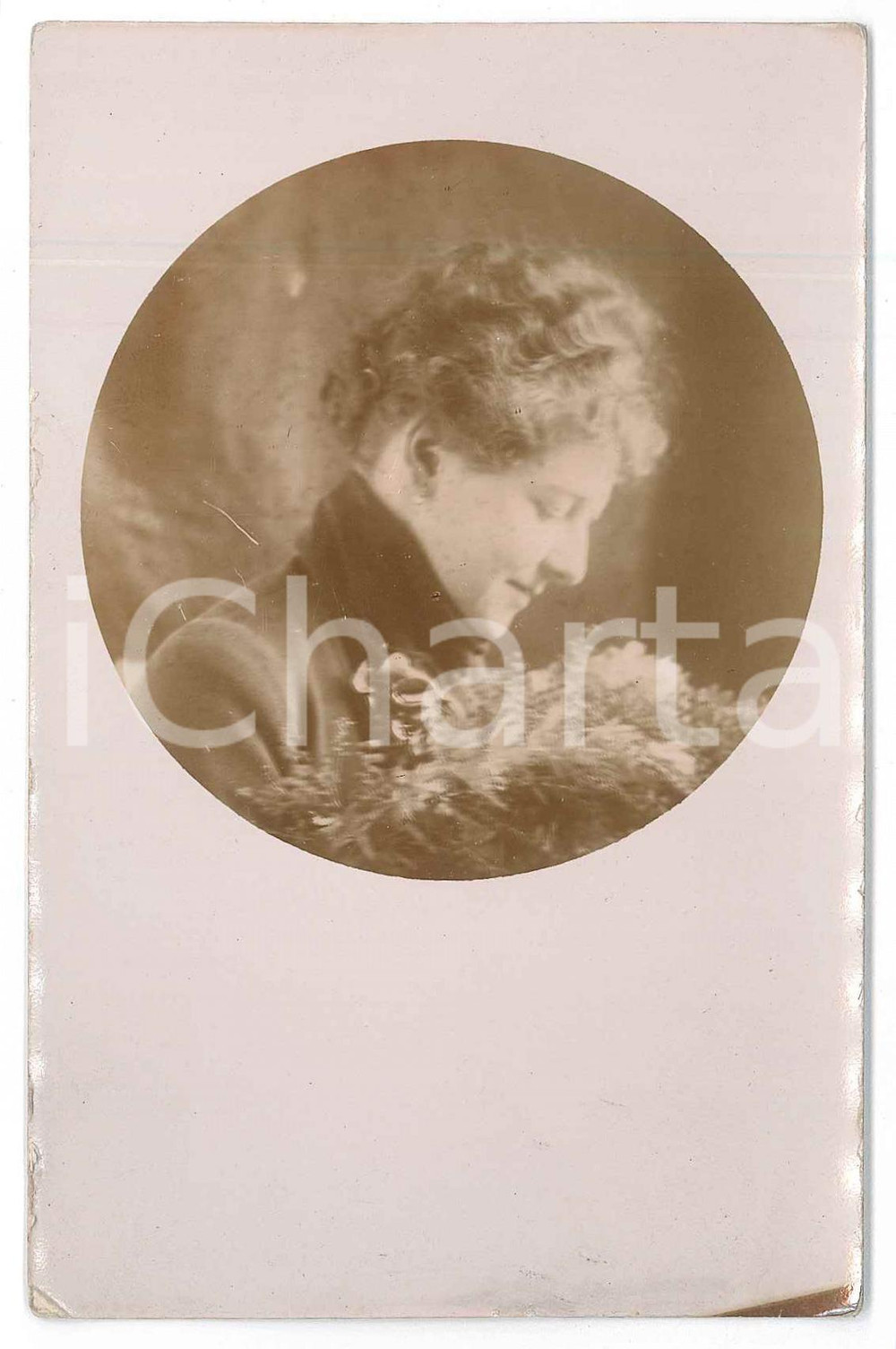 1920 ca DEUTSCHLAND Woman with flower bouquet - Fotografia anonima 8x13 cm Fotografia d'epoca. FAIR/discreto Lievi smussature e piegature agli angoli Formato: 8x13 cm originale e autentica 1
