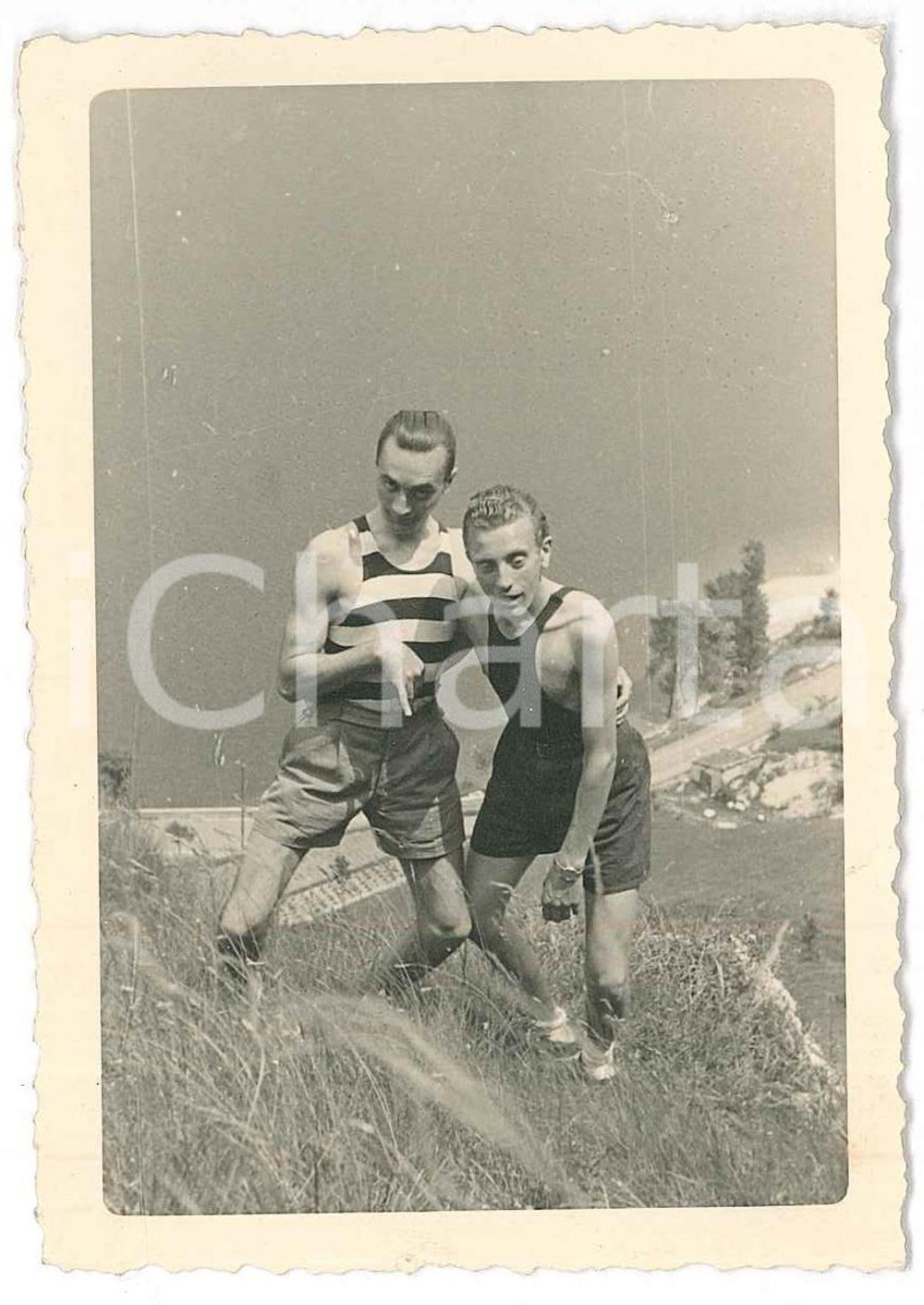 1920 ca ITALIA - GOLIARDIA Amici fanno le smorfie - Fotografia anonima 7x10 Fotografia d'epoca. FAIR/discreto Lievi smussature Formato: 7x10 cm originale e autentica 1