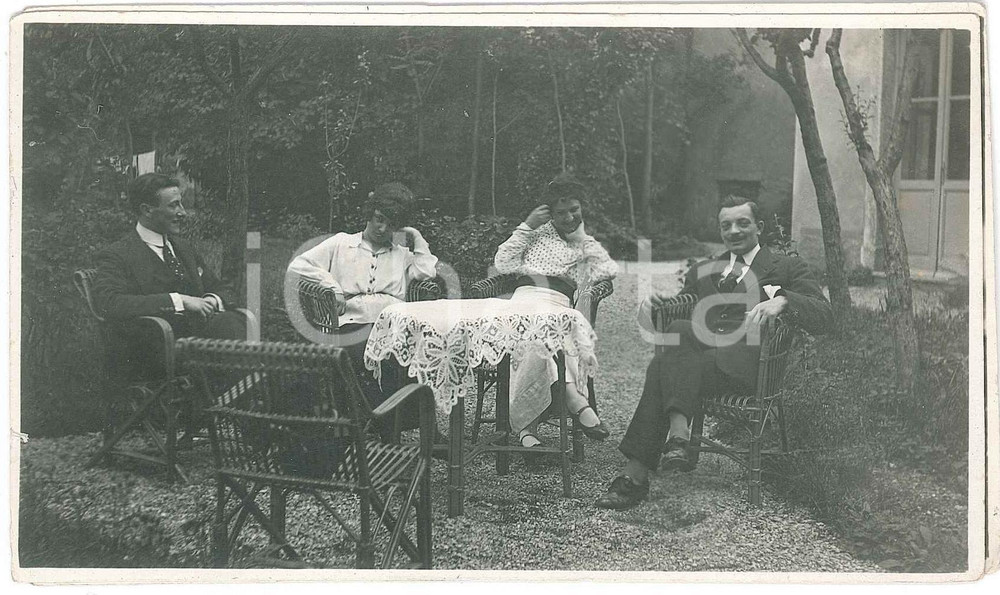 1920 ca ITALIA Amici si rilassano in giardino - Fotografia anonima 14x8 cm Fotografia d'epoca. FAIR/discreto Lievi smussature Formato: 14x8 cm originale e autentica 1