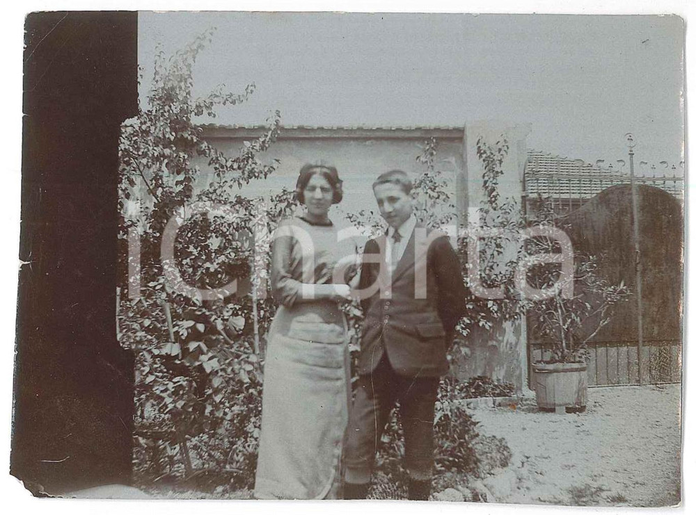 1900 ca ITALIA Madre e figlio in giardino - Fotografia anonima 11x8 cm  Fotografia d'epoca. POOR/danneggiato Lievi smussature e piegature agli angoli, gualciture e piccoli strappi ai margini Formato: 11x8  originale e autentica 1