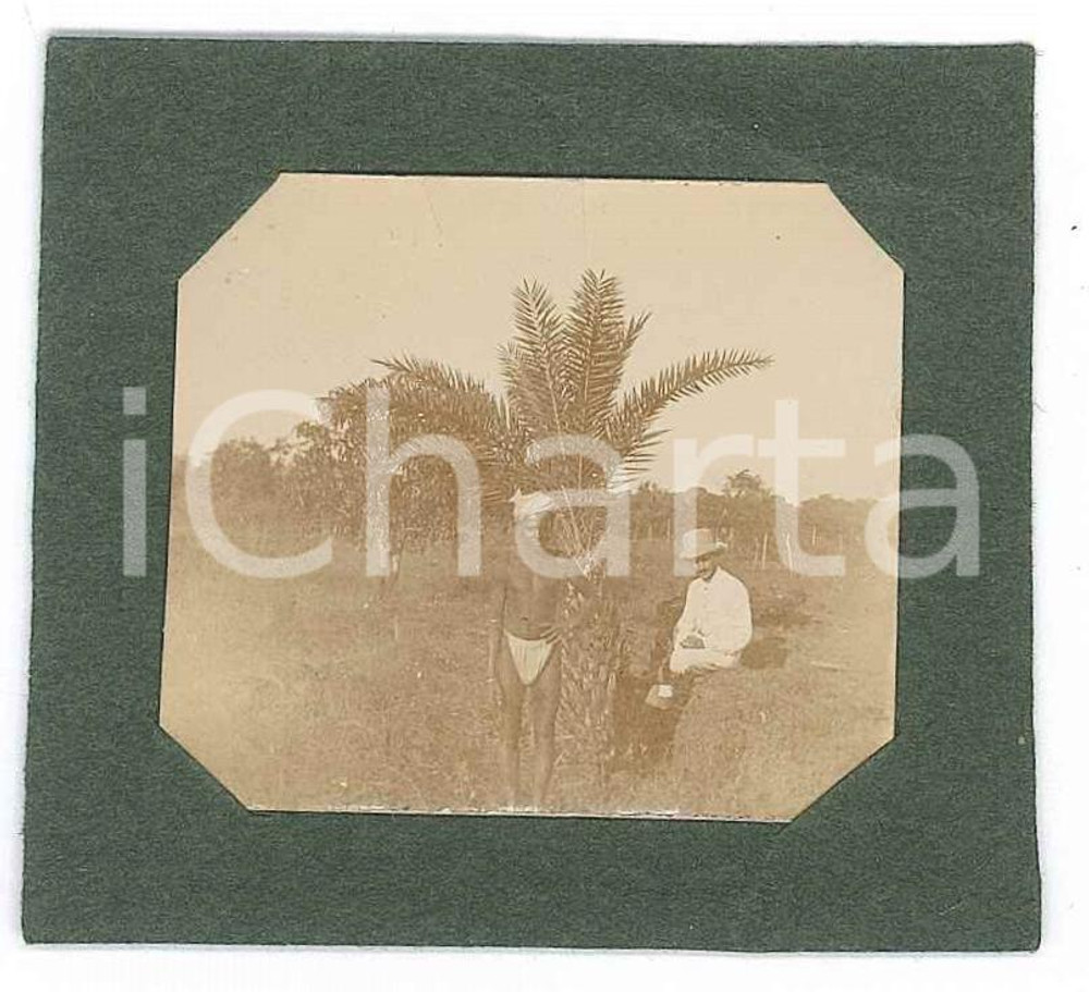 1910 ca AFRICA COLONIALE Esploratore con indigeno - Fotografia anonima 6x5 cm  Fotografia d'epoca. FAIR/discreto Lievi smussature agli angoli Formato: 6x5 cm originale e autentica 1