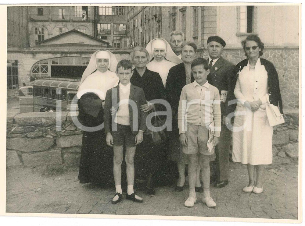 1950 ca ITALIA Foto di famiglia con suore - Fotografia anonima 14x10 cm  Fotografia d'epoca in formato cartolina postale. FAIR/discreto Lievi smussature agli angoli Formato: 14x10 cm originale e autentica 1