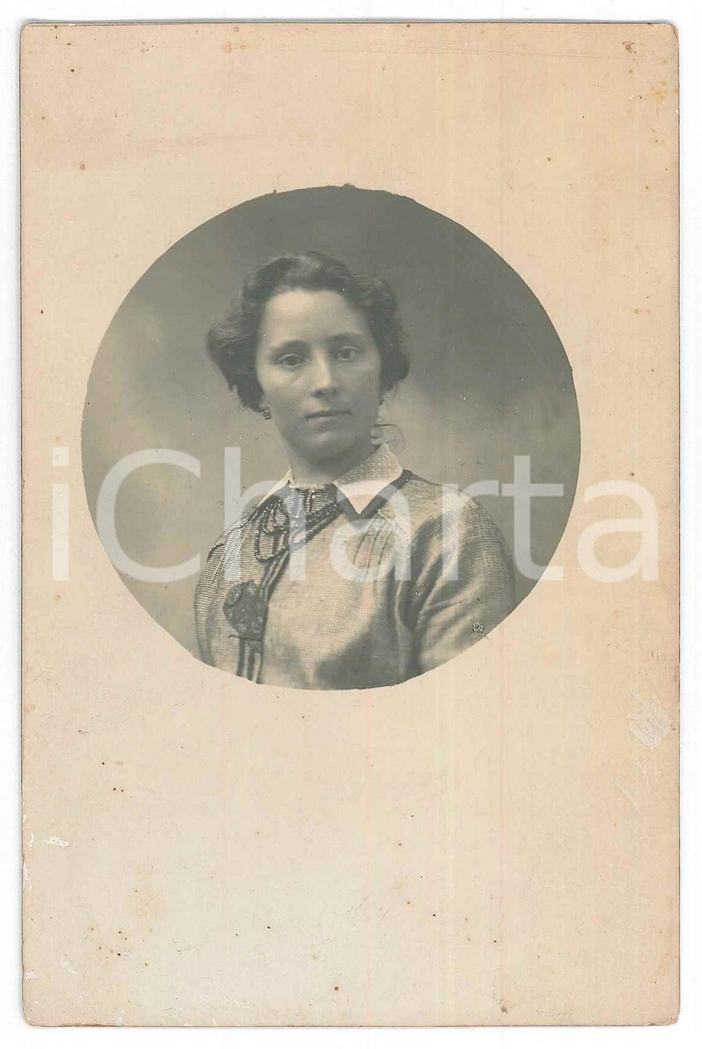 1910 ca ITALIA Ritratto di donna con collana - Fotografia anonima 9x14 cm Fotografia d'epoca. POOR/danneggiato Lievi smussature, lieve abrasione al recto Formato: 8x13 cm originale e autentica 1