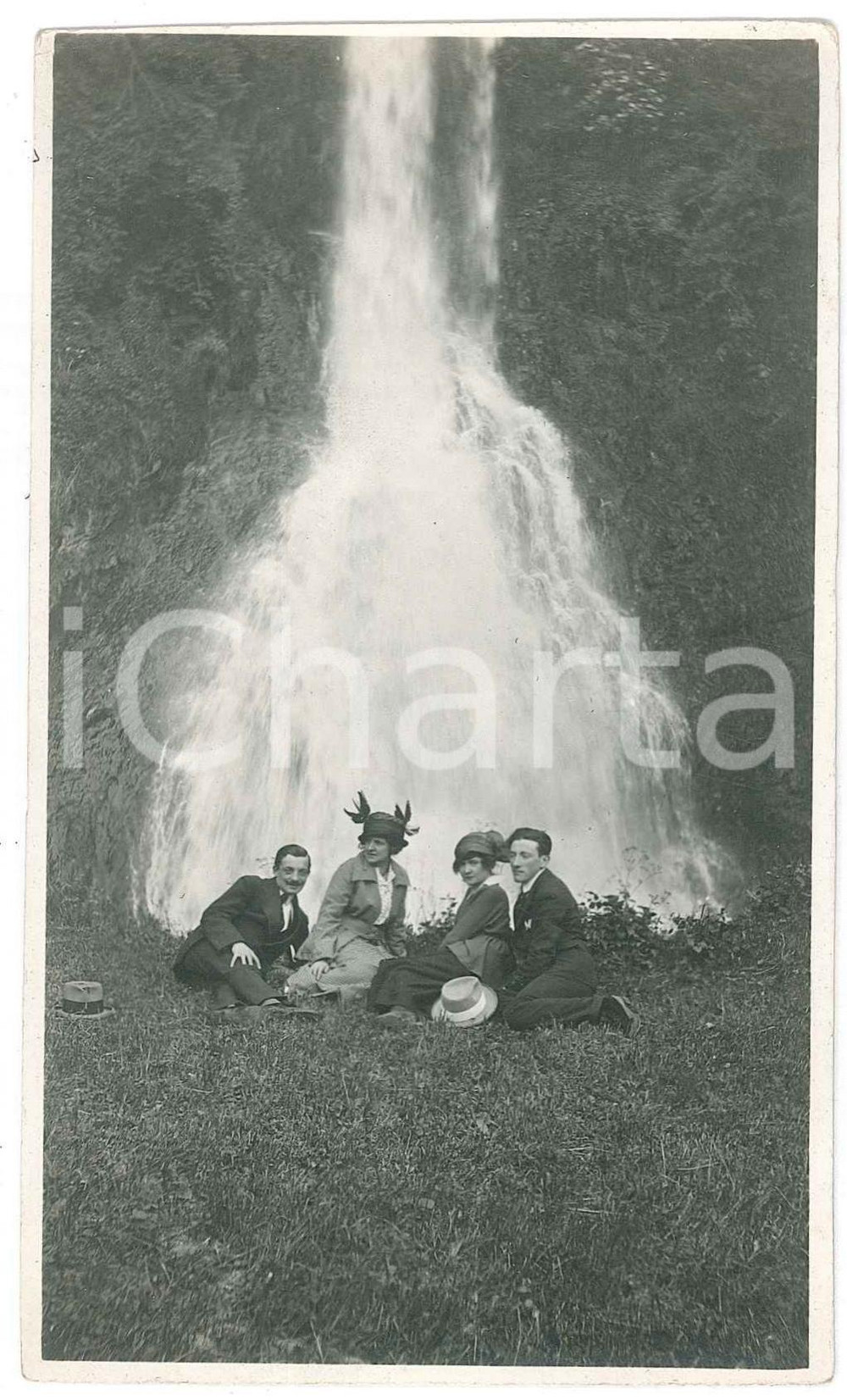 1920 ca ITALIA Amici in gita alla cascatella - Fotografia anonima 8x14 cm Fotografia d'epoca. FAIR/discreto Lievi smussature Formato: 8x14 cm originale e autentica 1