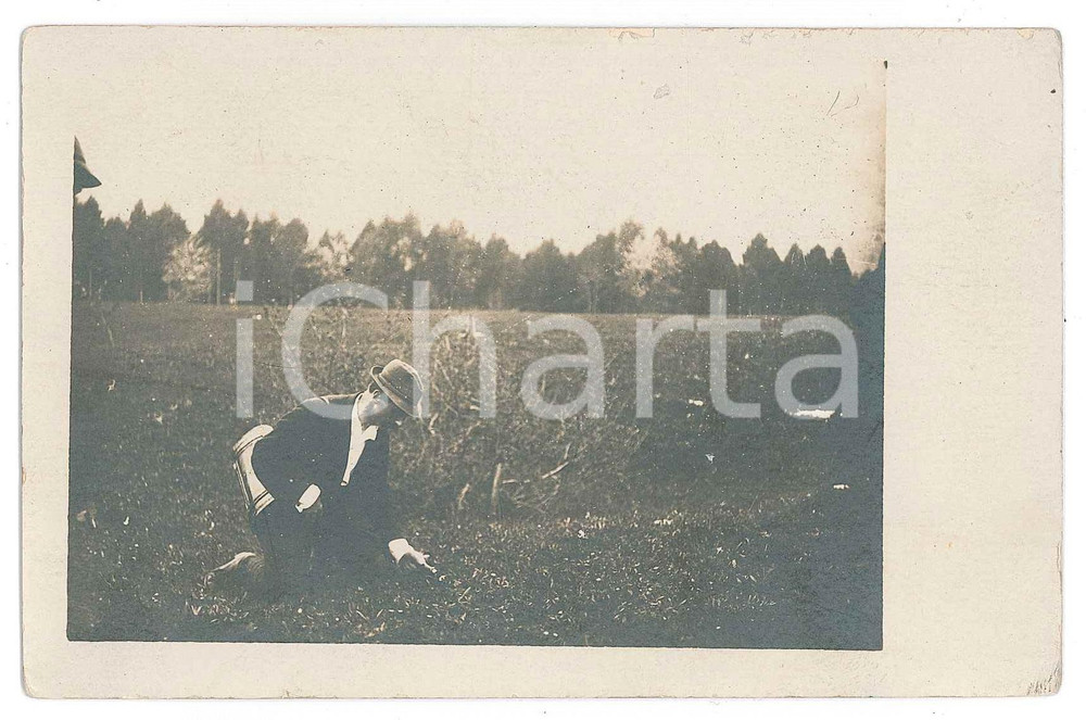 1910 ca ITALIA Contadino raccoglie verdure - Fotografia anonima 14x9 cm  Fotografia d'epoca in formato cartolina postale. FAIR/discreto Lievi smussature agli angoli Formato: 14x9 cm originale e autentica 1
