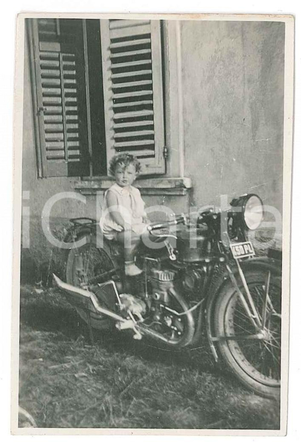 1940 ca ITALIA - INFANZIA Bambino di motocicletta - Fotografia anonima 5x8 cm  Fotografia d'epoca. FAIR/discreto Lievi smussature agli angoli Formato: 5x8 cm originale e autentica 1