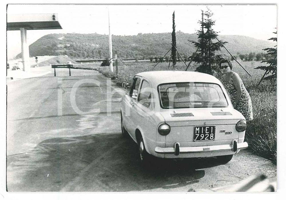 1965 ca ITALIA Gita familiare con FIAT 850 - Fotografia anonima 10x7 cm Fotografia d'epoca. FAIR/discreto Lievi smussature Formato: 10x7 cm originale e autentica 1