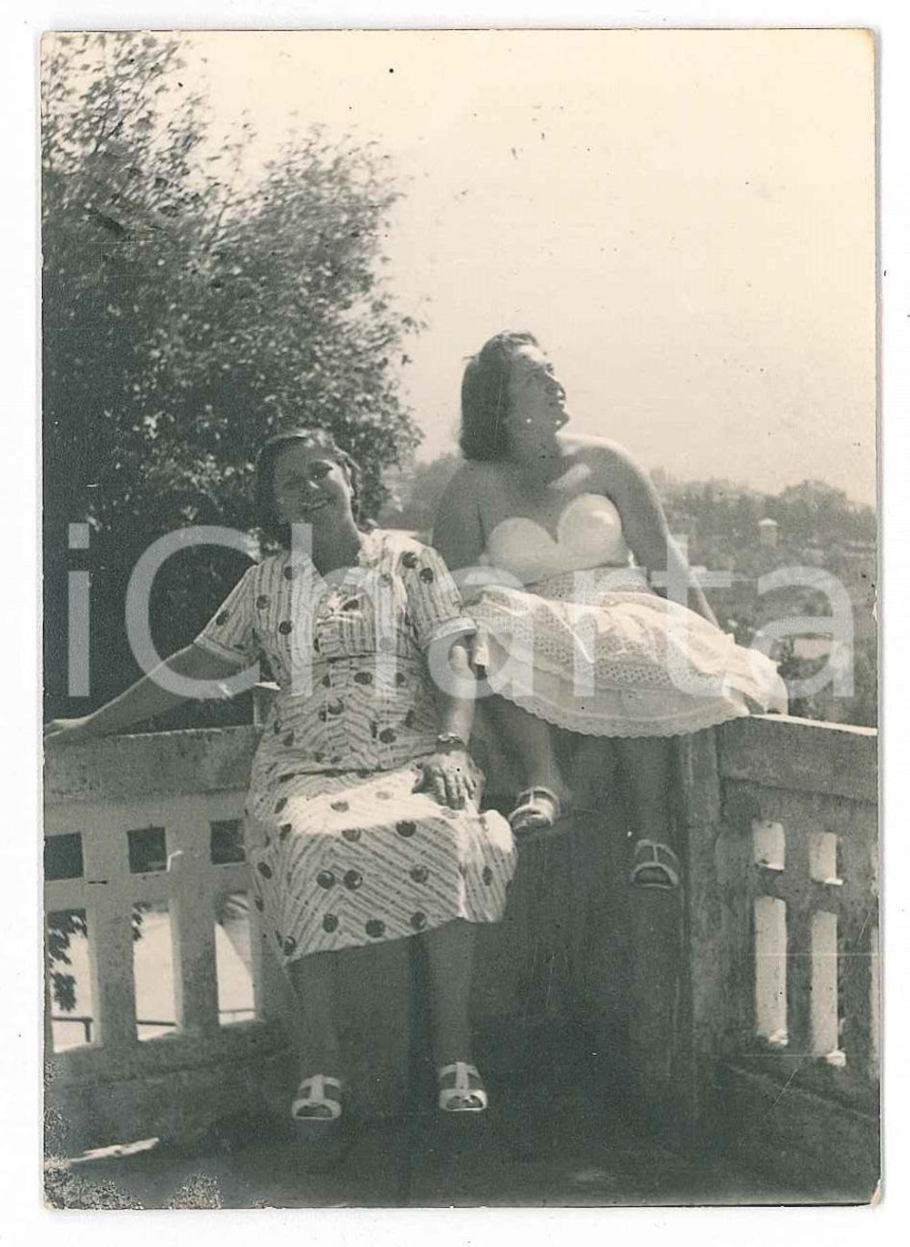 1940 ca ITALIA - COSTUME Donne seduta su balconata - Fotografia anonima 7x10 cm  Fotografia d'epoca. FAIR/discreto Lievi smussature agli angoli Formato: 5x8 cm originale e autentica 1