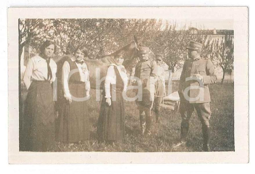 1910 ca ITALIA - REGIO ESERCITO Militari e contadine - Fotografia anonima 7x4 cm Fotografia d'epoca. FAIR/discreto Lievi smussature Formato: 7x4 cm originale e autentica 1