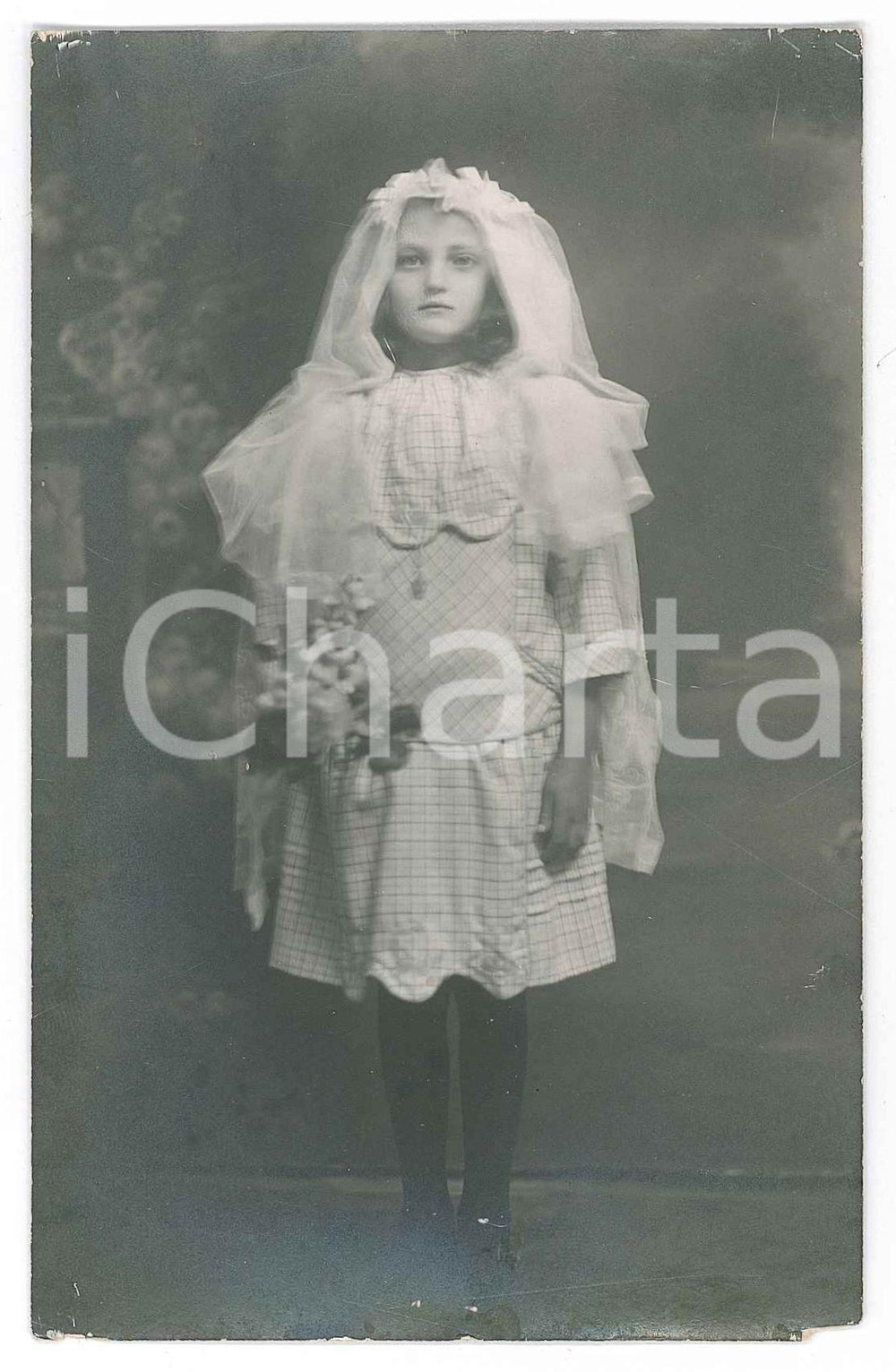 1930 ca ITALIA Bambina alla sua Prima Comunione - Fotografia anonima 9x14 cm Fotografia d'epoca in formato cartolina postale. FAIR/discreto Lievi smussature Formato: 9x14 cm originale e autentica 1