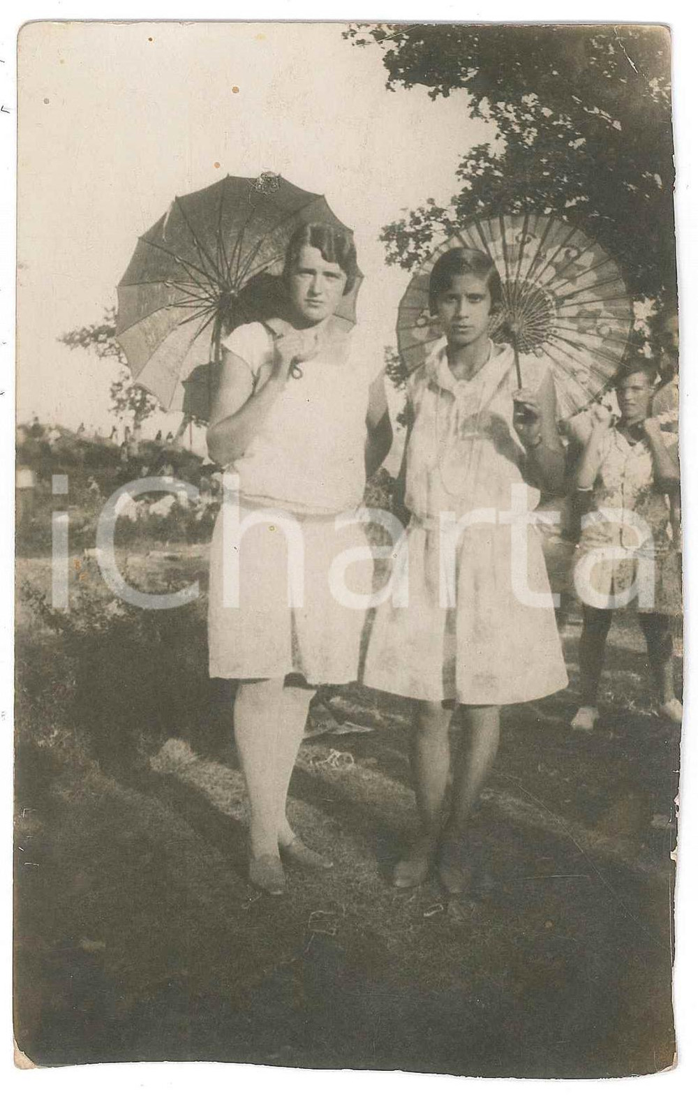 1928 MUGGIA VECCHIA Ragazze con parasole giapponesi - Fotografia anonima 8x13 Fotografia d'epoca in formato cartolina postale. POOR/danneggiato Lievi smussature agli angoli, margini rifilati a mano Formato: 8x13 cm originale e autentica 1