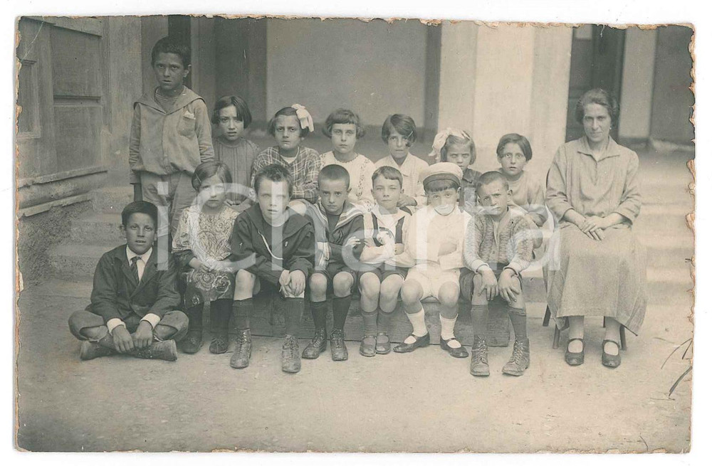 1927 ITALIA - SCUOLA 2° Elementare - Francesco MANTIA Giuseppino MANZONI Foto Fotografia d'epoca in formato cartolina postale. FAIR/discreto Lievi smussature agli angoli Formato: 13x8 cm originale e autentica 1
