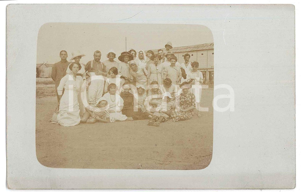 1900 ca ITALIA Gruppo di amici in spiaggia - Fotografia anonima 14x9 cm  Fotografia d'epoca in formato cartolina postale. FAIR/discreto Lievi smussature agli angoli Formato: 14x9 originale e autentica 1