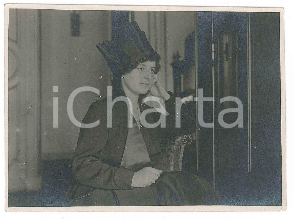 1920 ca ITALIA Ritratto di donna con cappello - Fotografia anonima 10x7 cm  Fotografia d'epoca. FAIR/discreto Lievi smussature agli angoli Formato: 10x7 cm originale e autentica 1