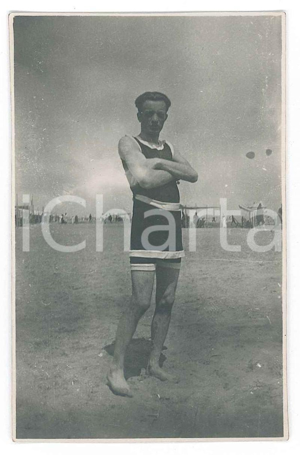 1920 ca RIVIERA LIGURE (?) Ritratto maschile - Fotografia anonima 6x9 cm Fotografia d'epoca. POOR/danneggiato Lievi smussature agli angoli, difetti di stampa Formato: 6x9 cm originale e autentica 1