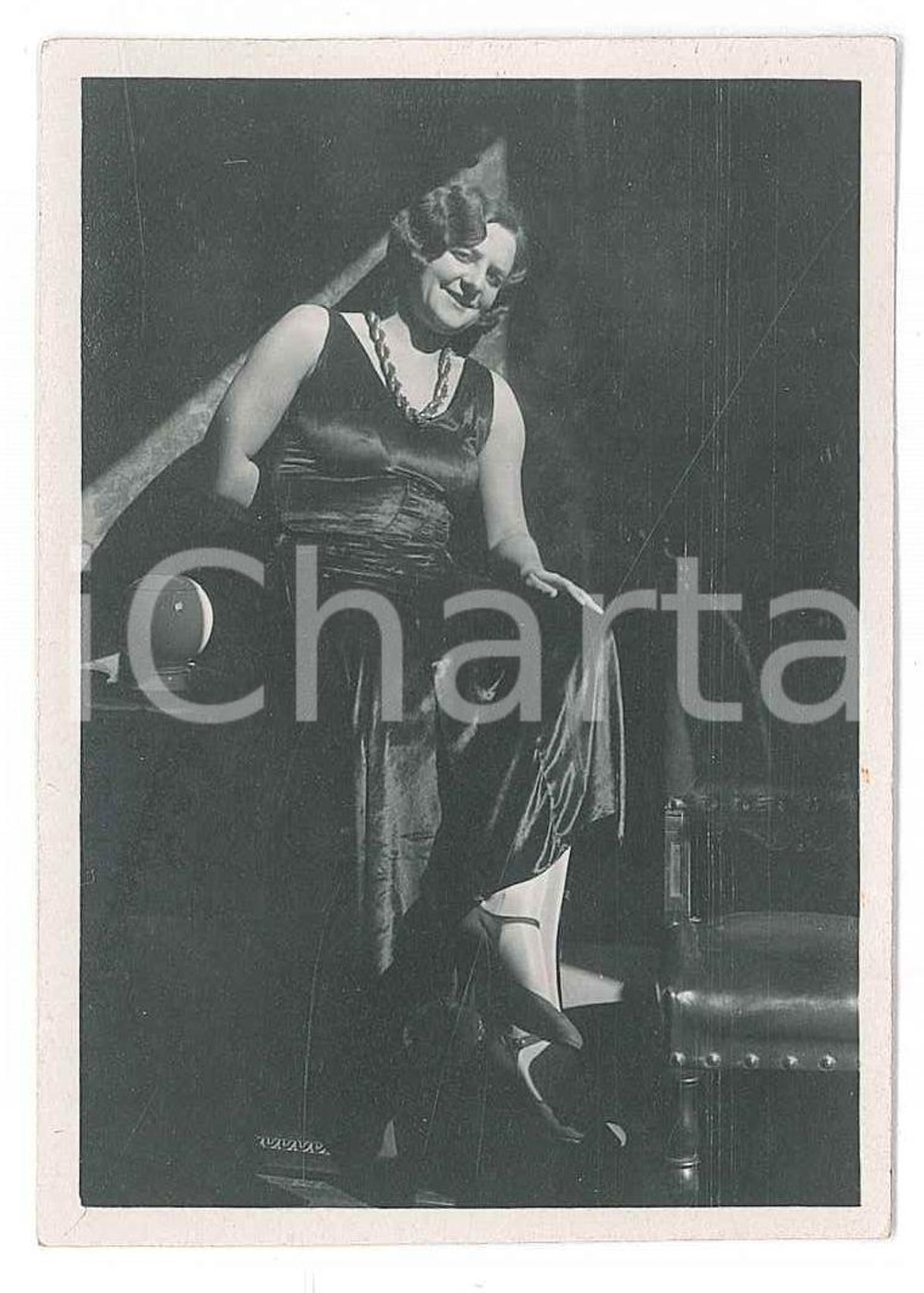 1920 ca ITALIA - ARTE DECO Ritratto femminile - Fotografia anonima 6x8 cm Fotografia d'epoca. FAIR/discreto Lievi smussature e piegature agli angoli Formato: 6x8 cm originale e autentica 1