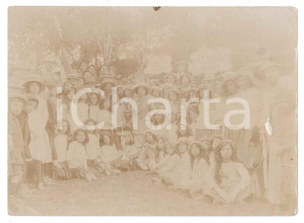 1910 ca NOVI LIGURE (?) Collegio femminile in gita - Fotografia anonima 11x8 cm  Fotografia d'epoca. FAIR/discreto Angolo superiore destro mancante, gualciture diffuse, lievi strappi ai margini Formato: 11x8 originale e autentica 1