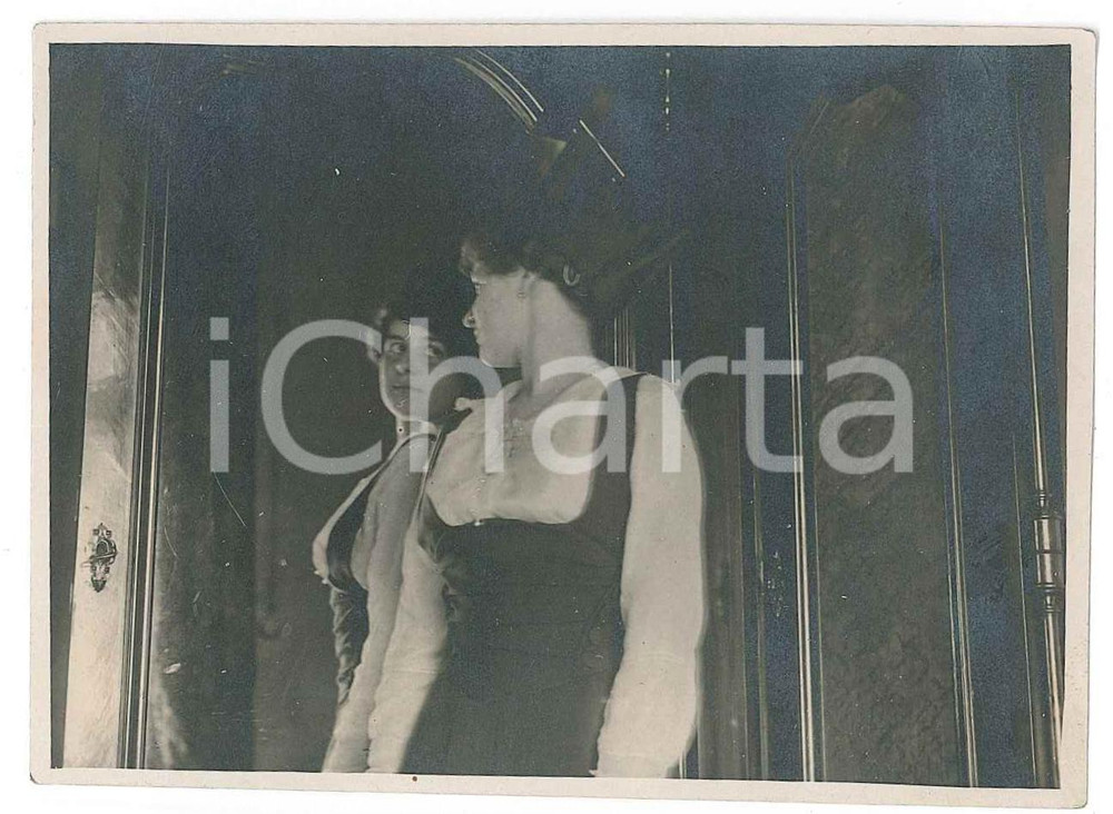 1930 ca ITALIA Donna allo specchio - Ritratto - Fotografia anonima 10x8 cm Fotografia d'epoca. FAIR/discreto Lievi smussature  agli angoli Formato: 10x8 cm originale e autentica 1