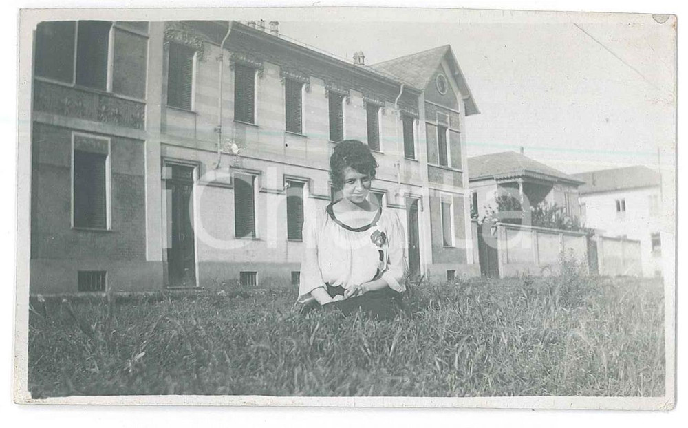 1920 ca ITALIA (?) Ritratto di donna in un prato - Fotografia anonima 10x6 cm Fotografia d'epoca. FAIR/discreto Lievi smussature  agli angoli, abrasioni al verso Formato: 10x6 cm originale e autentica 1
