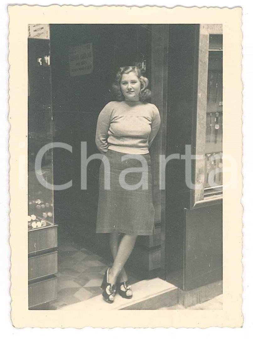 1930 ITALIA Commessa di un orologiaio - Ritratto - Fotografia anonima 6x8 cm Fotografia d'epoca. FAIR/discreto Lievi smussature agli angoli Formato: 6x8 cm originale e autentica 1