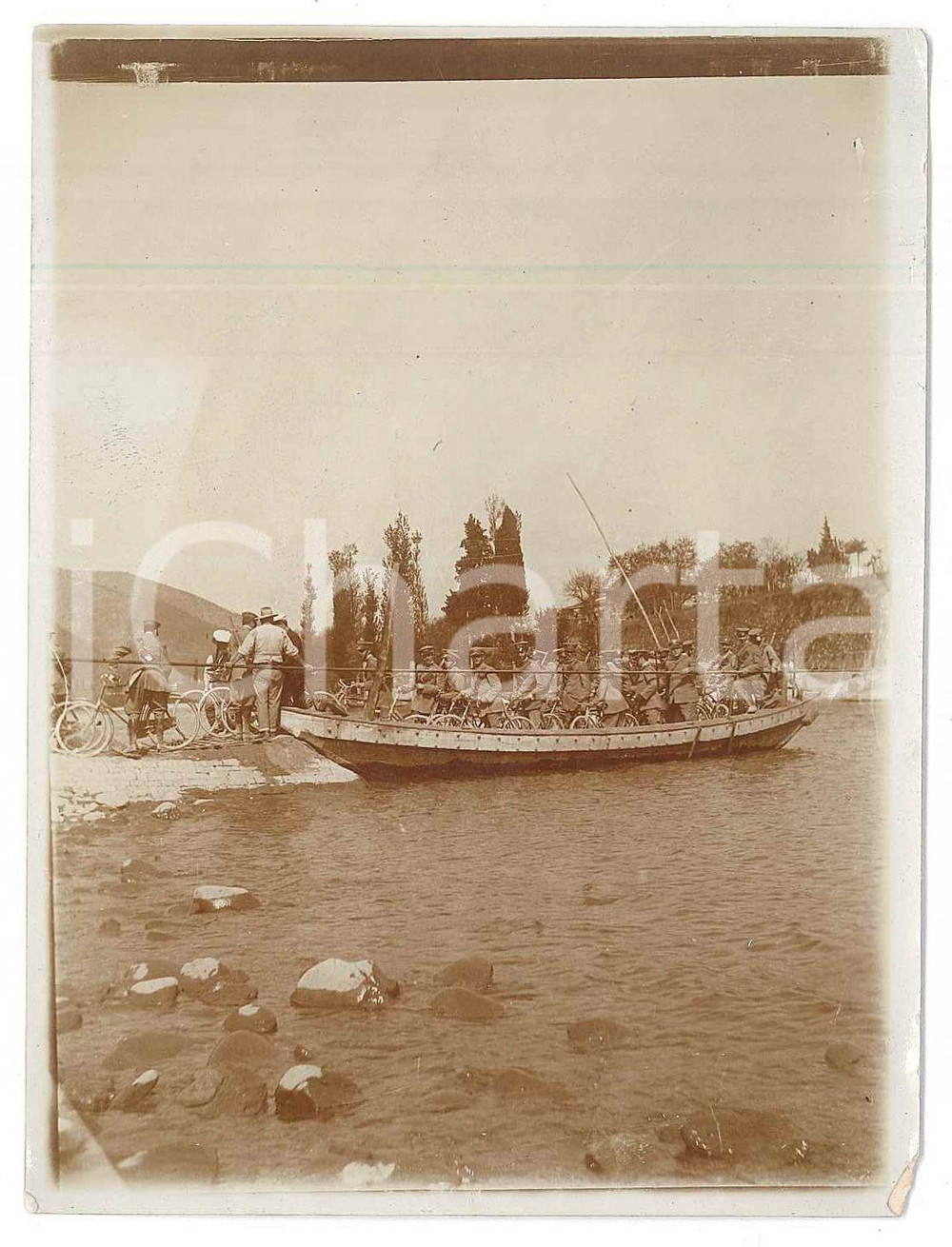 1920 ca REGIO ESERCITO Soldati in bicicletta attraversano fiume su chiatta *Foto  Fotografia d'epoca. FAIR/discreto Lievi smussature agli angoli Formato: 9x12 cm originale e autentica 1