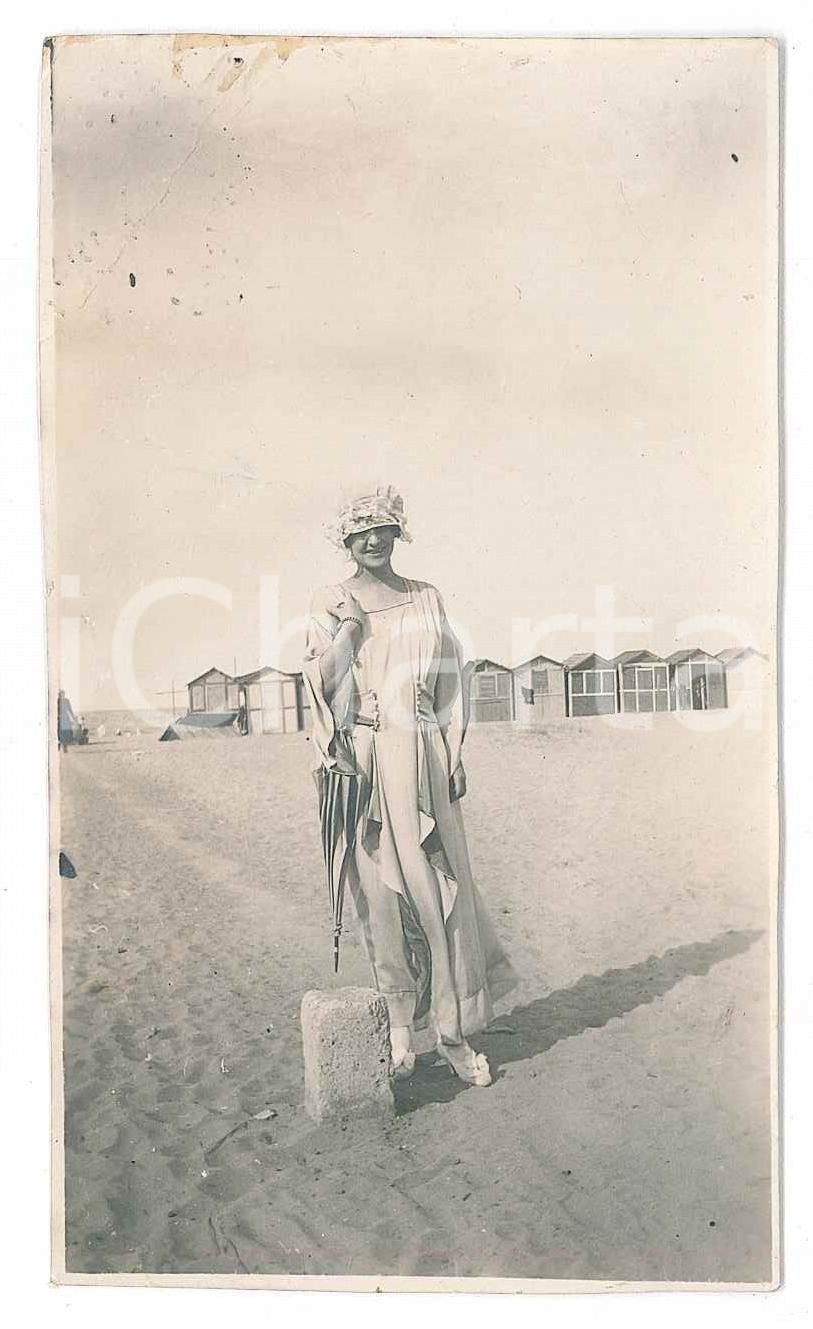 1920 RIVIERA VENETA (?) Donna allo stabilimento balneare Fotografia anonima 6x10 Fotografia d'epoca. FAIR/discreto Lievi smussature agli angoli, residuo di incollatura e abrasione al verso Formato: 6x10 cm originale e autentica 1