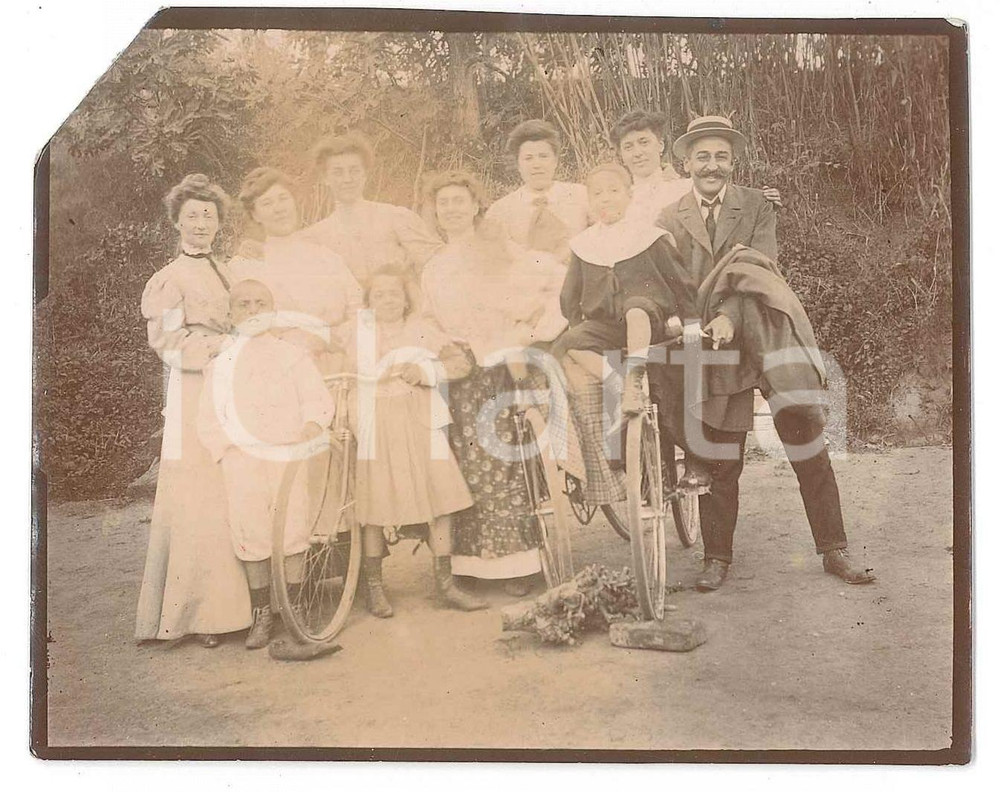 1905 VALMADONNA Gita in bicicletta - Fotografia anonima 10x8 cm Fotografia d'epoca. POOR/danneggiato Lievi smussature agli angoli, angolo superiore sinistro mancante, piegature centrale Formato: 10x8 cm originale e autentica 1