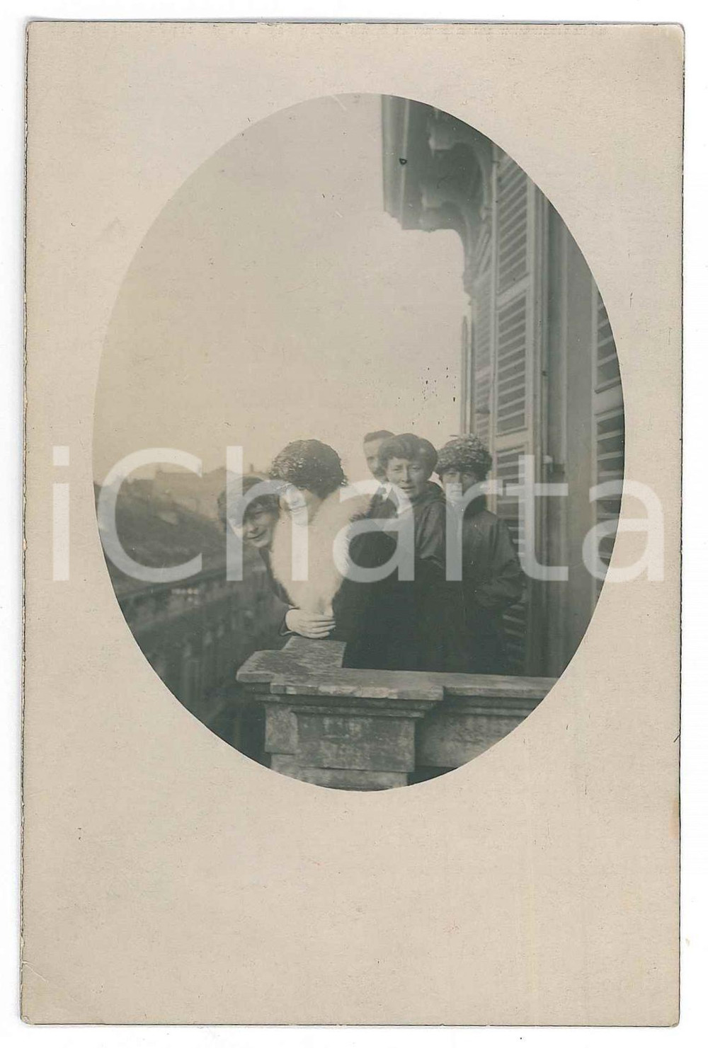 1910 ca ITALIA (?) Gruppo di donne affacciate al balcone Fotografia anonima 9x14 Fotografia d'epoca. FAIR/discreto Lievi smussature agli angoli Formato: 9x14 cm originale e autentica 1