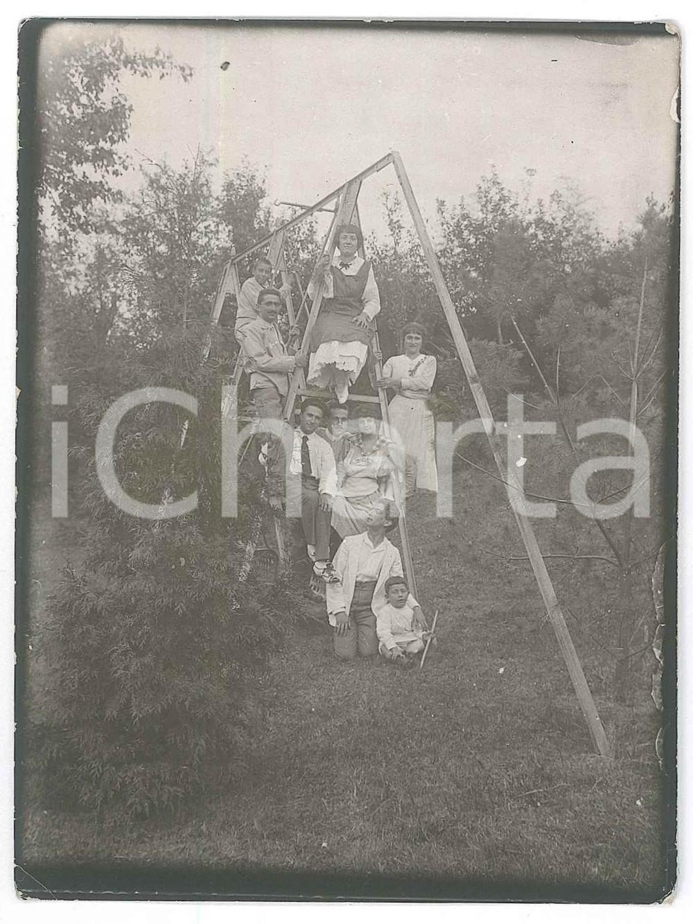 1930 ca ITALIA Amici arrampicati su un traliccio - Fotografia anonima 9x12 cm  Fotografia d'epoca. FAIR/discreto Lievi smussature agli angoli Formato: 6x8 cm originale e autentica 1