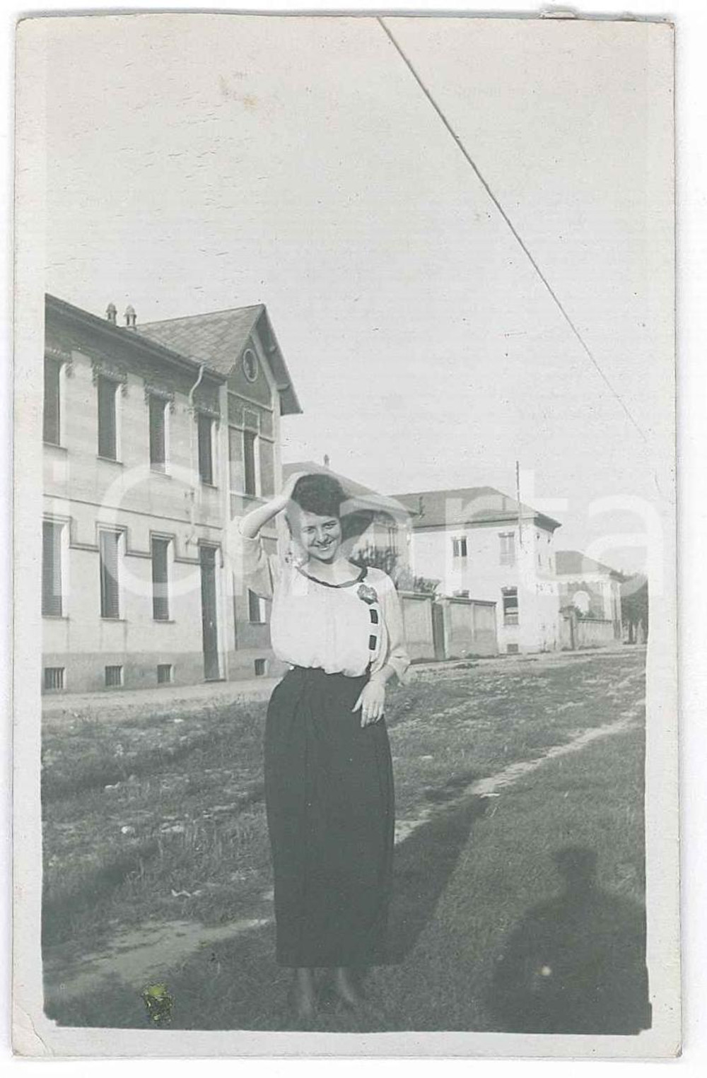 1930 ca ITALIA (?) Ritratto femminile - Fotografia anonima 6x10 cm Fotografia d'epoca. FAIR/discreto Lievi smussature agli angoli, residui di incollatura al verso Formato: 6x10 cm originale e autentica 1