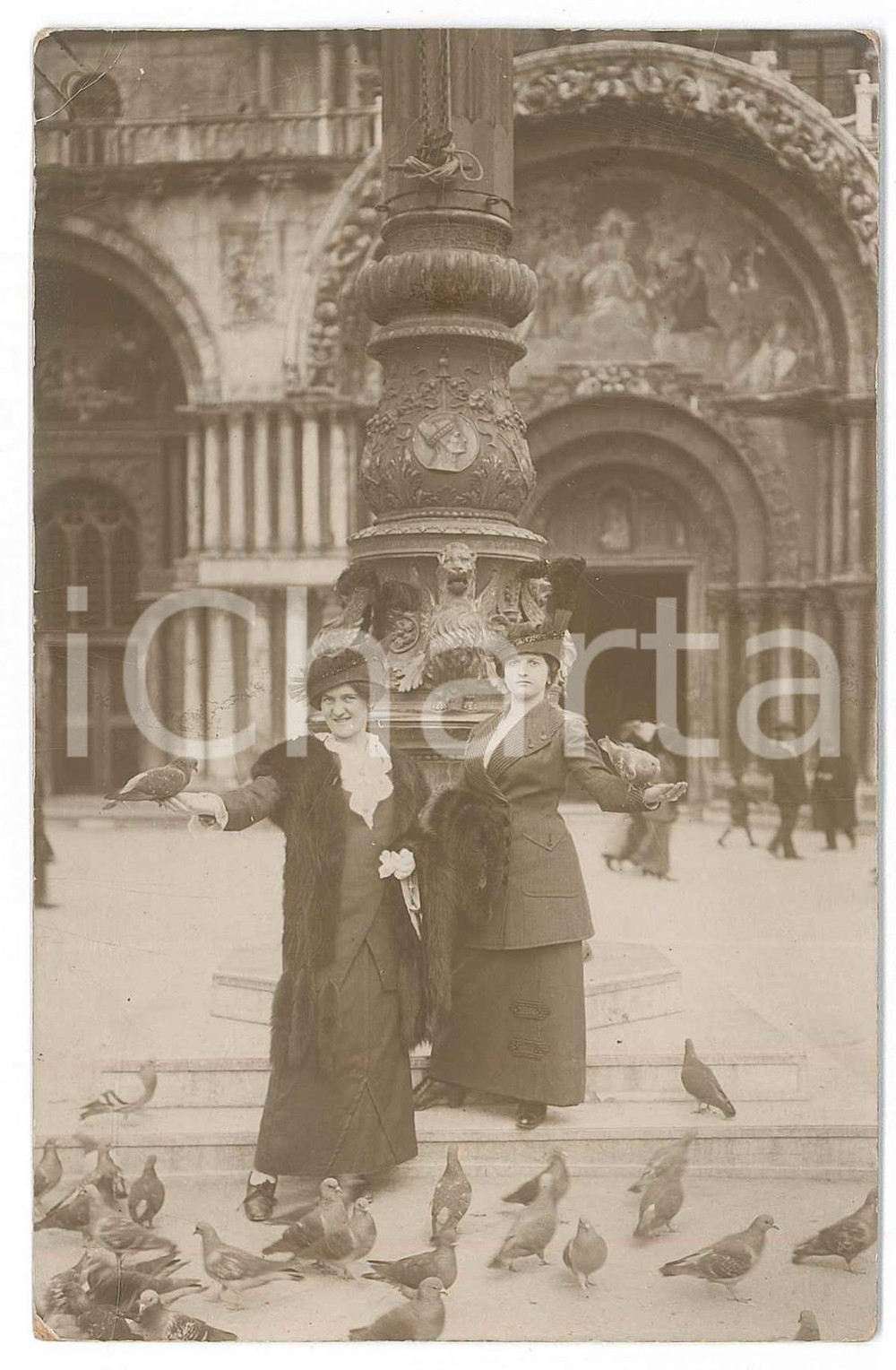 1914 VENEZIA Piazza San Marco - Donne in posa con piccioni - Fotografia anonima Fotografia d'epoca in formato cartolina postale. FAIR/discreto Lievi smussature agli angoli Formato: 9x14 cm originale e autentica 1