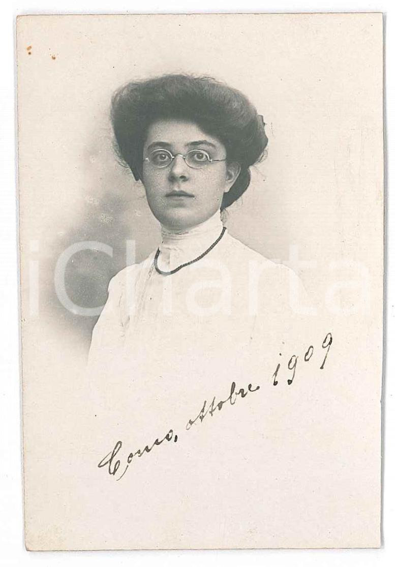 1909 COMO Ritratto di donna con occhiali - Fotografia anonima 6x9 cm Fotografia d'epoca. FAIR/discreto Lievi smussature agli angoli, residui di incollatura al verso Formato: 6x9 originale e autentica 1