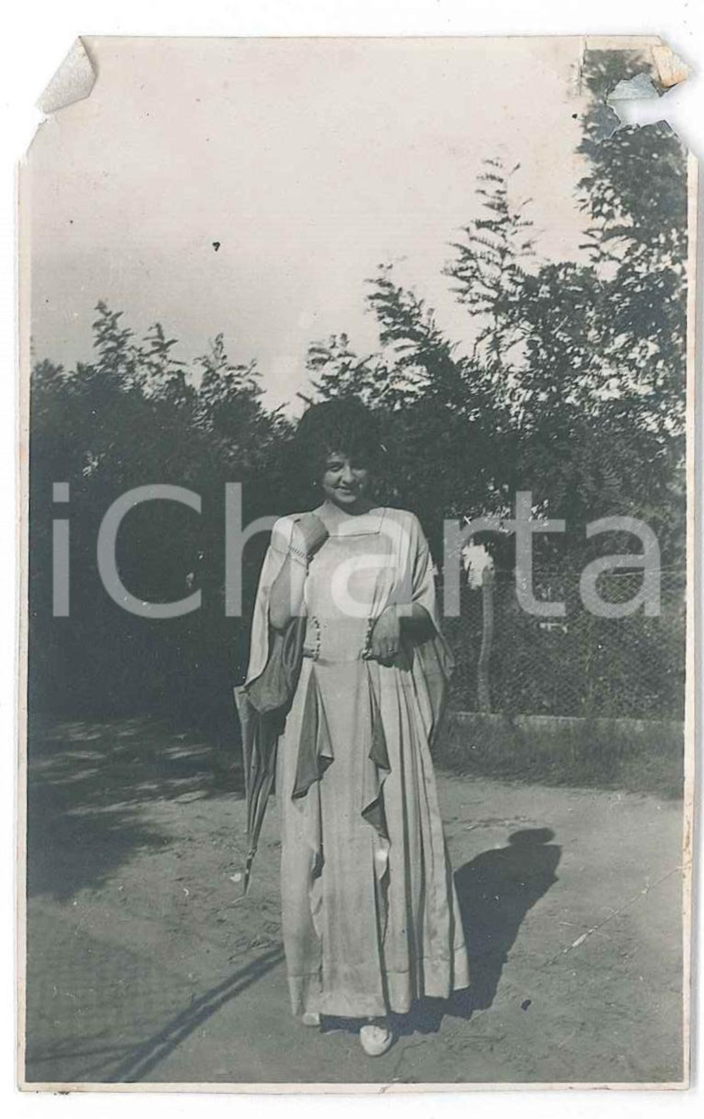 1910 ca ITALIA Ritratto di donna con ombrellino - Fotografia anonima 6x10 Fotografia d'epoca. POOR/danneggiato Angoli superiori mancanti, strappi Formato: 6x10 originale e autentica 1