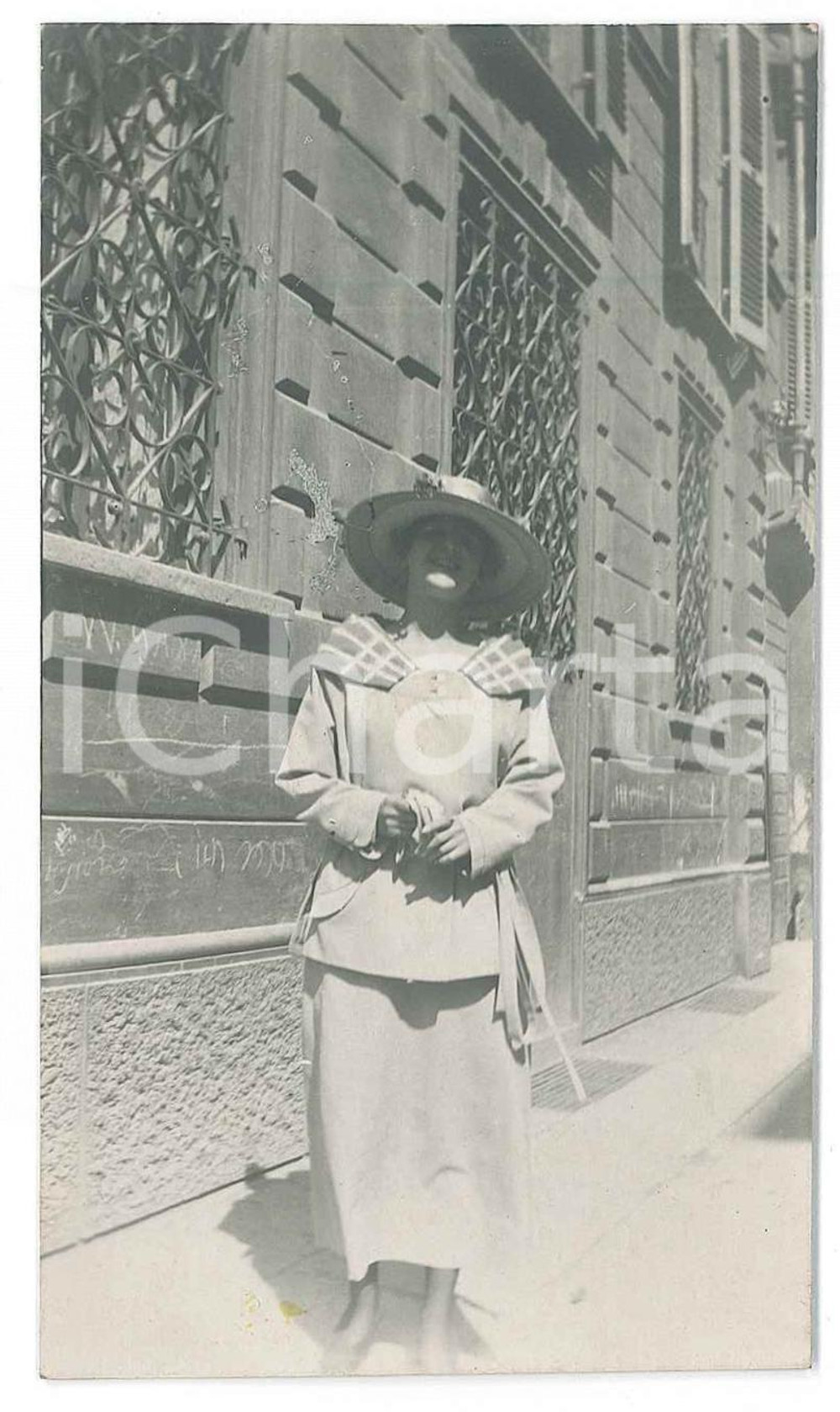 1925 ca ITALIA Ritratto di donna con cappello - Fotografia anonima 6x11 cm Fotografia d'epoca. FAIR/discreto Lievi smussature agli angoli Formato: 6x10 originale e autentica 1