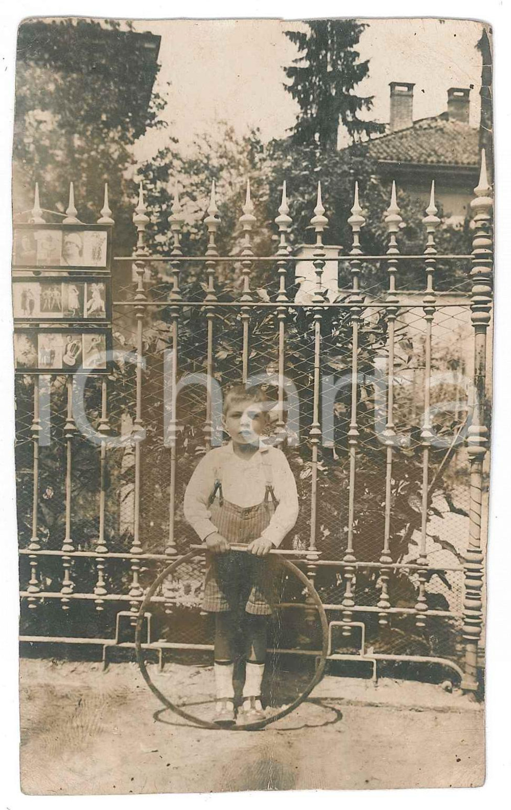 1920 ca BINASCO Bambino con cerchio e bastone - Fotografia 7x12 cm  Fotografia d'epoca. FAIR/discreto Lievi smussature agli angoli Formato: 7x12 originale e autentica 1