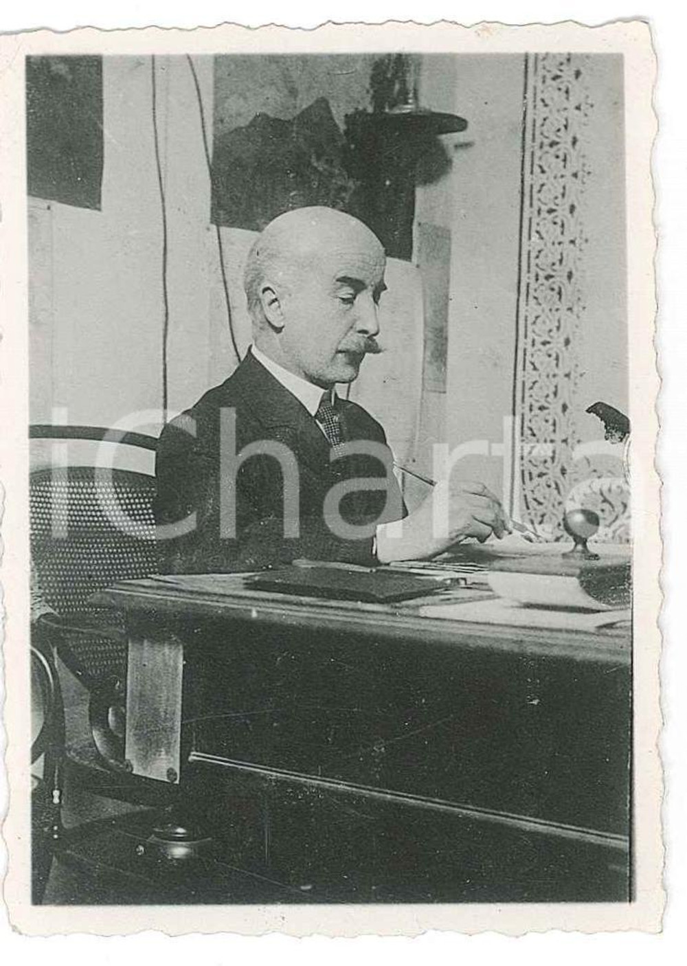 1917 ITALIA - COSTUME Uomo allo scrivania - Fotografia anonima 6x8 cm  Fotografia d'epoca. FAIR/discreto Lievi smussature agli angoli Formato: 6x8 originale e autentica 1