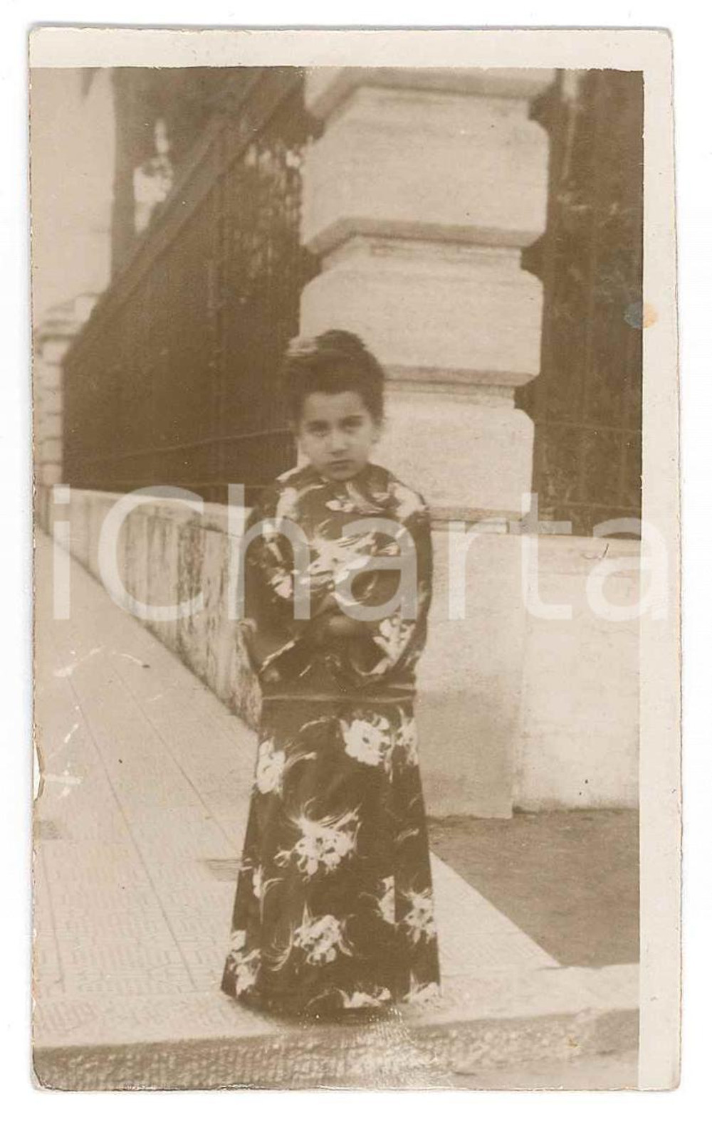 1915 ca ITALIA - CARNEVALE Bambina in kimono - Fotografia anonima 6x10 cm  Fotografia d'epoca. FAIR/discreto Lievi smussature agli angoli Formato: 6x10 originale e autentica 1