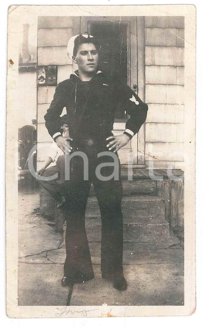 1940 ca AMERICA - U.S. NAVY Young sailor - Portrait - Fotografia anonima 7x11 cm  Fotografia d'epoca con nota manoscritta al verso. FAIR/discreto Lievi smussature e piegature agli angoli Formato: FP originale e autentica 1