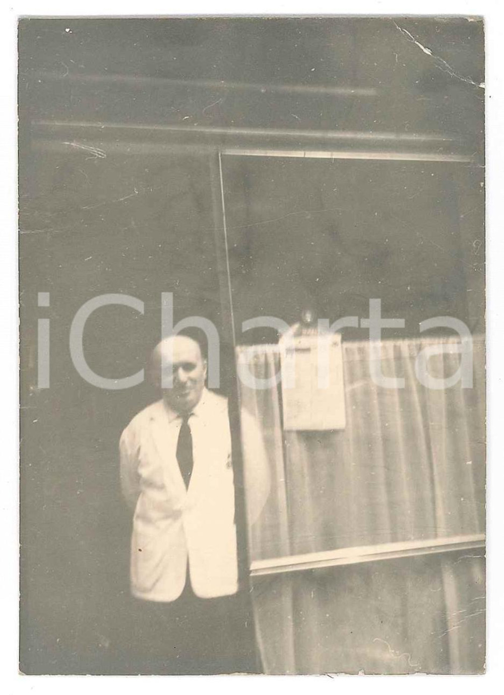 1920 ca AREA LOMBARDA (?) Barbiere in vetrina - Fotografia anonima 7x10 cm  Fotografia d'epoca. FAIR/discreto Lievi smussature agli angoli, piegatura all'angolo superiore destro Formato: 7x10 originale e autentica 1