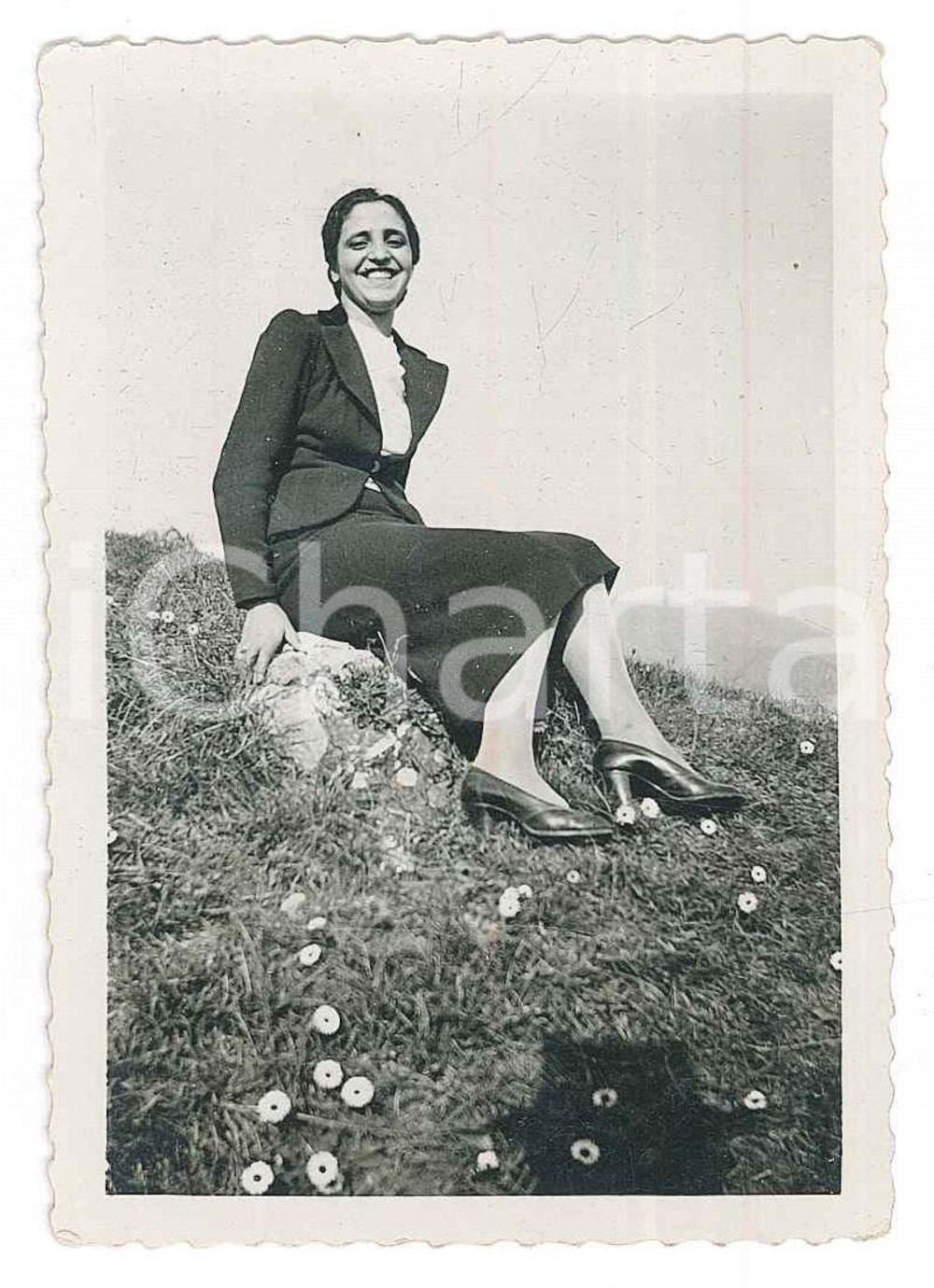 1936 GENOVA Donna in posa su un prato - Fotografia anonima 6x9 cm  Fotografia d'epoca. FAIR/discreto Lievi smussature agli angoli Formato: 6x9  originale e autentica 1